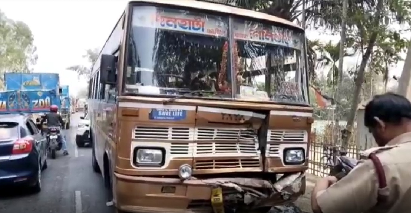 Bike rider was crushed and burnt in overtaking between two buses