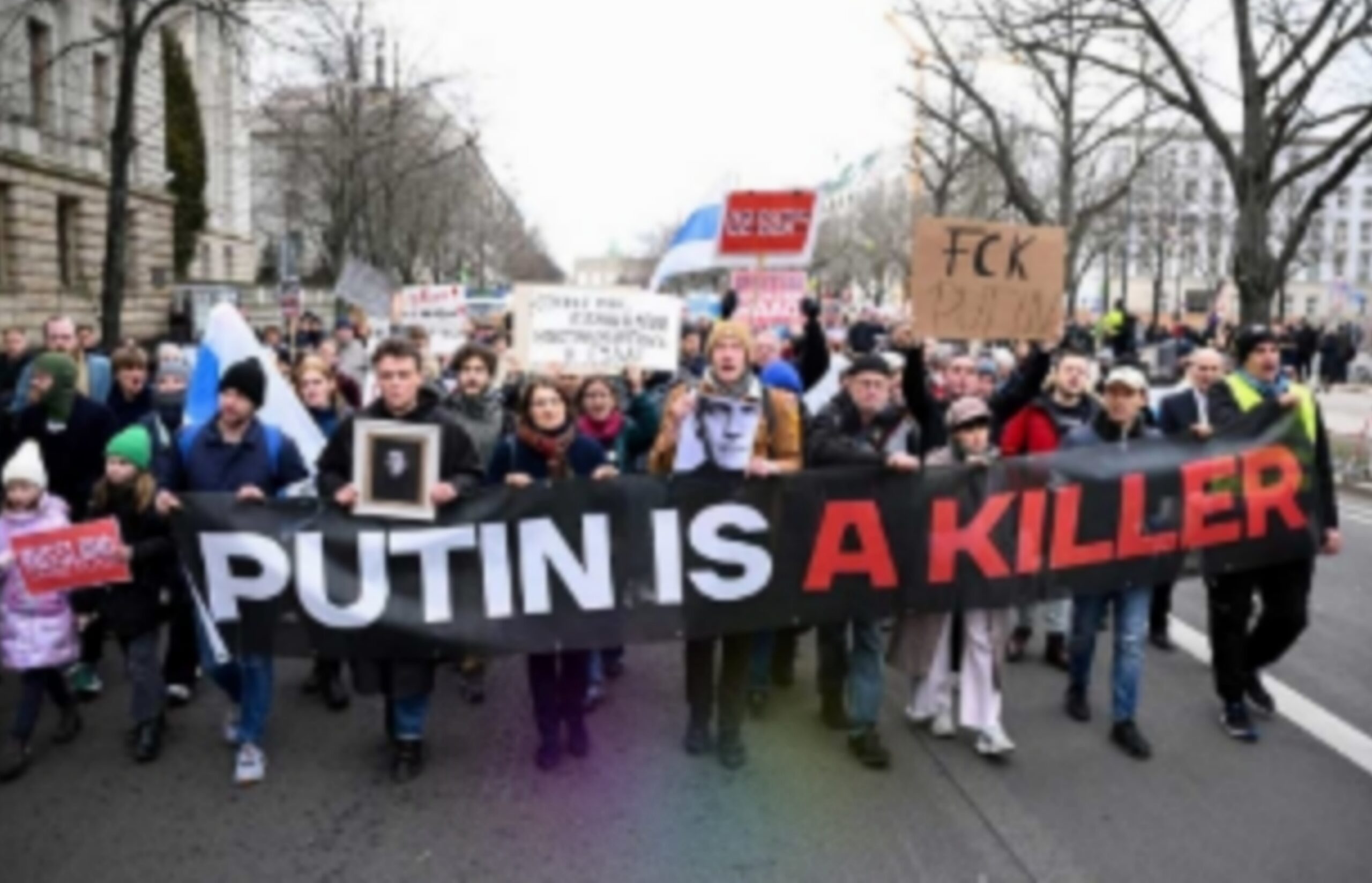 Sunday in front of the Russian Embassy in Berlin to protest the death of Alexei Navalny Sunday